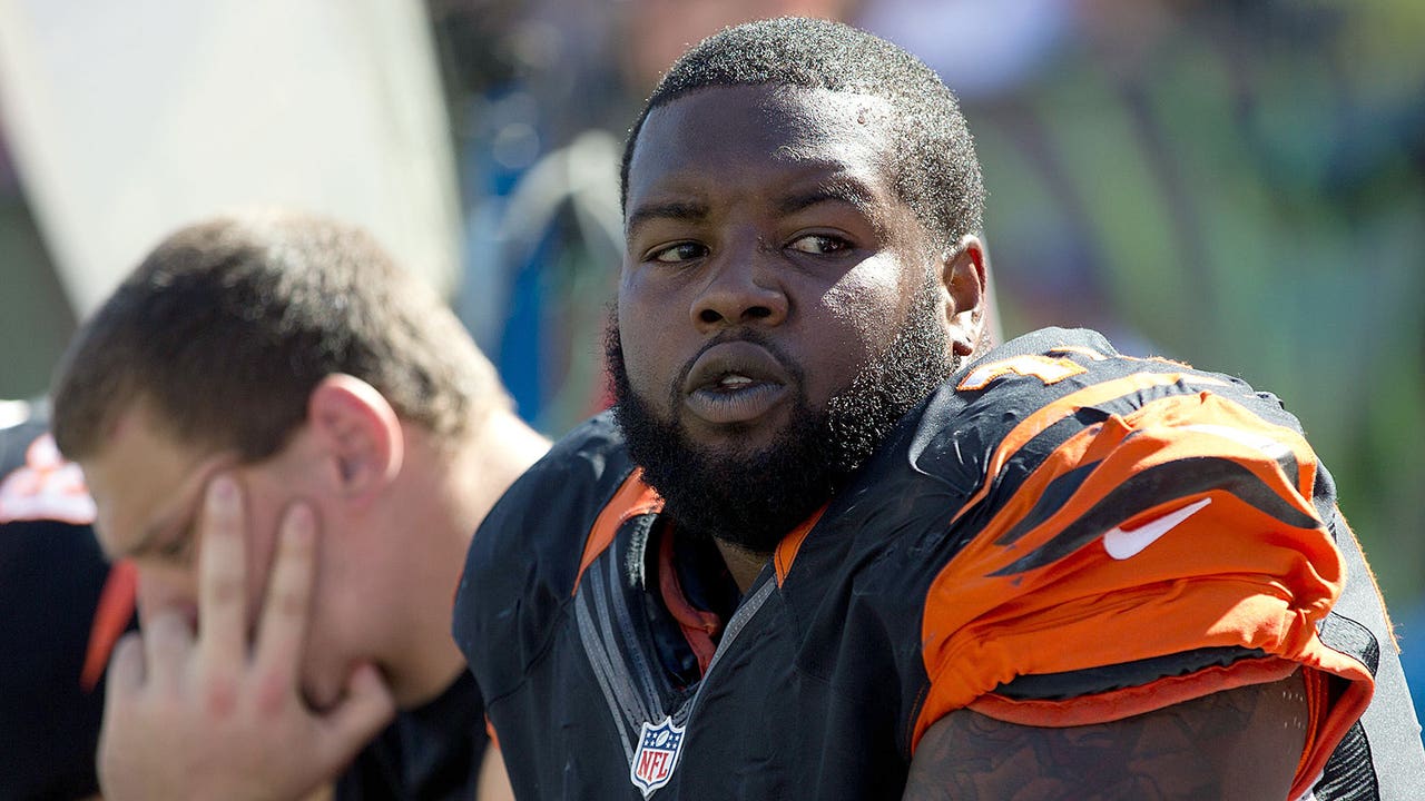 Bengals place Smith on IR, sign free agent Meredith